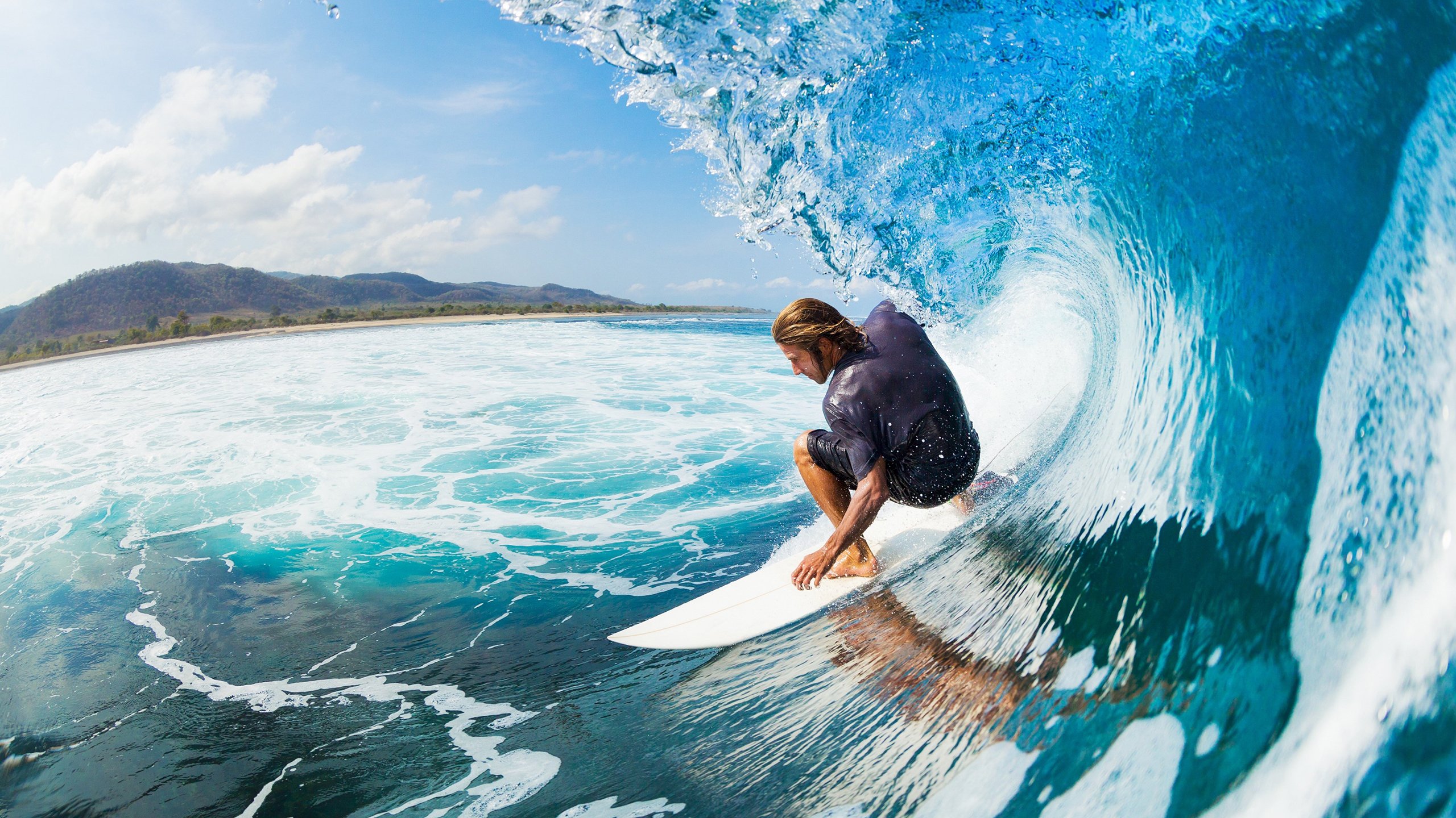 球员在赛场上完成关键抢断为球队赢得机会，球员在赛场上挥洒的青春的汗水